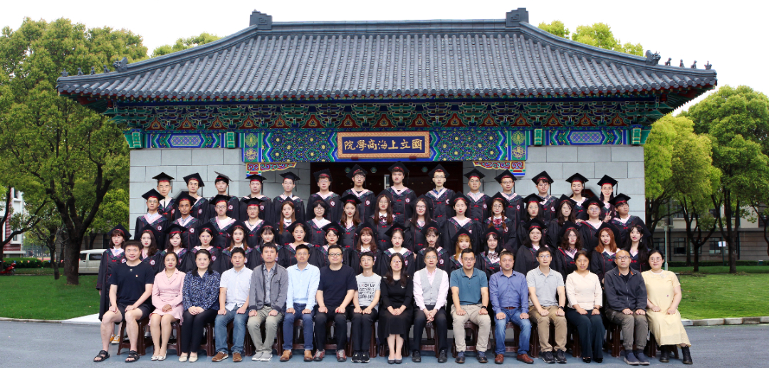 2021届信管一班学位服.jpg 图片